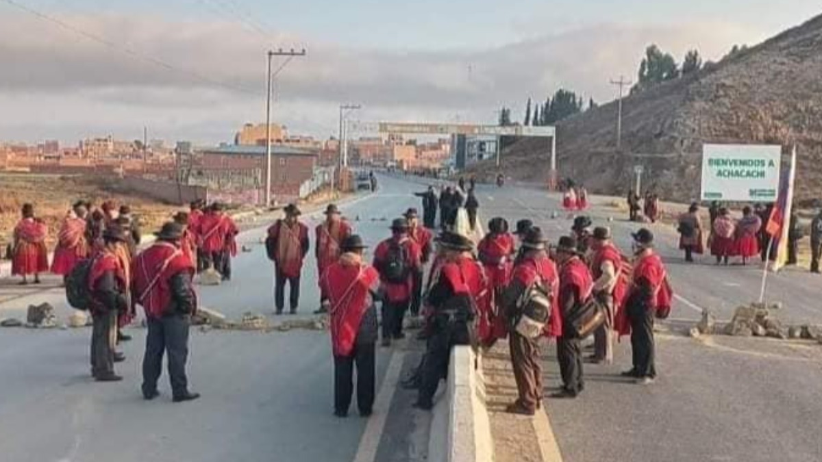 Bloqueo de campesinos en la carretera a Copacabana. Foto: RKC