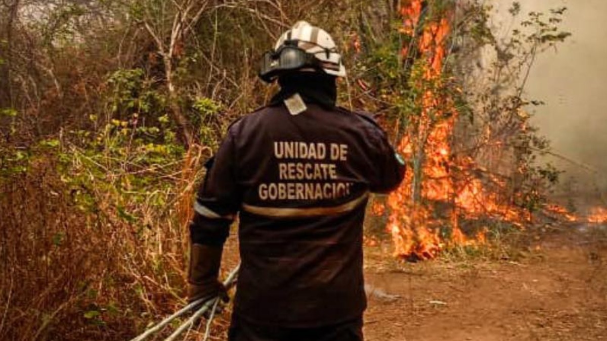 Bomberos se trasladaron hasta la comunidad San Miguelito para apagar un incendio. Foto: Gobernación de Santa Cruz.