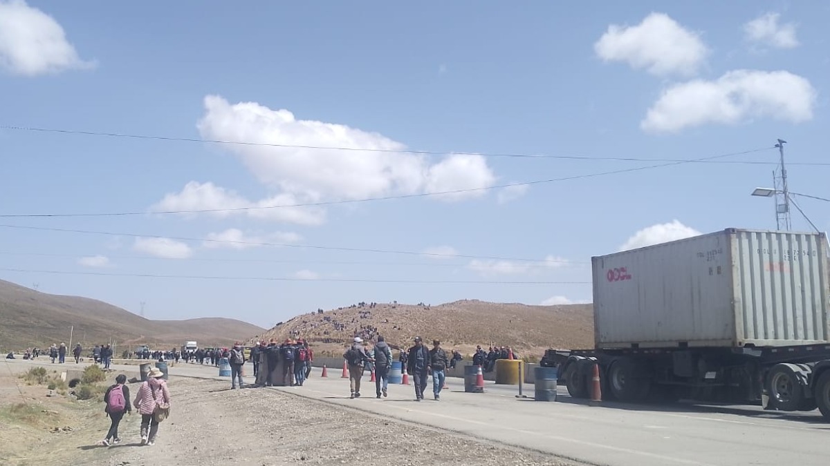 Capatura de pantalla. Gente apostada en Vila Vila para impedir el paso de la marcha evista