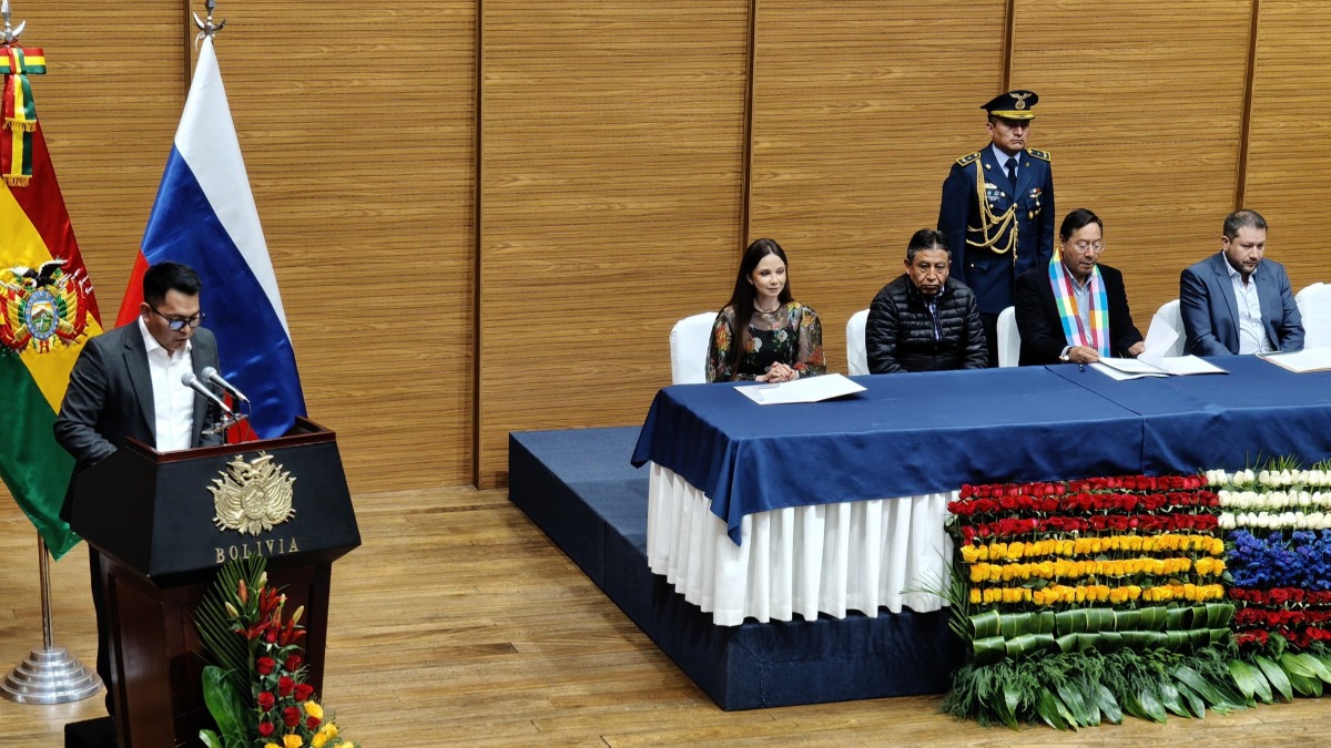 El acto de la firma del contrato con la empresa rusa. Foto: YLB