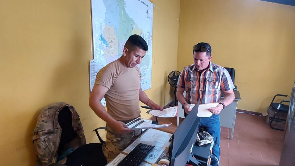 El alcalde Jorge Vargas entregando el 10 de septiembre la carta para viceministro Calvimontes. Foto: Alcaldía