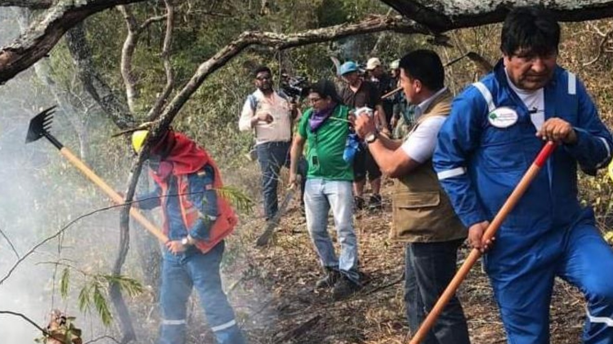 El expresidente en en 2019 ingresó al área de un foco de incendios. Foto Internet