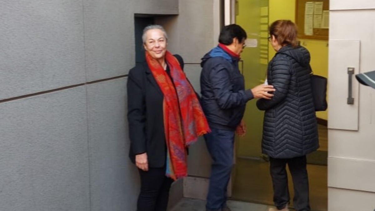 El momento de los representantes institucionales entregaron la carta en la Casa grande del Pueblo. Foto: ANF