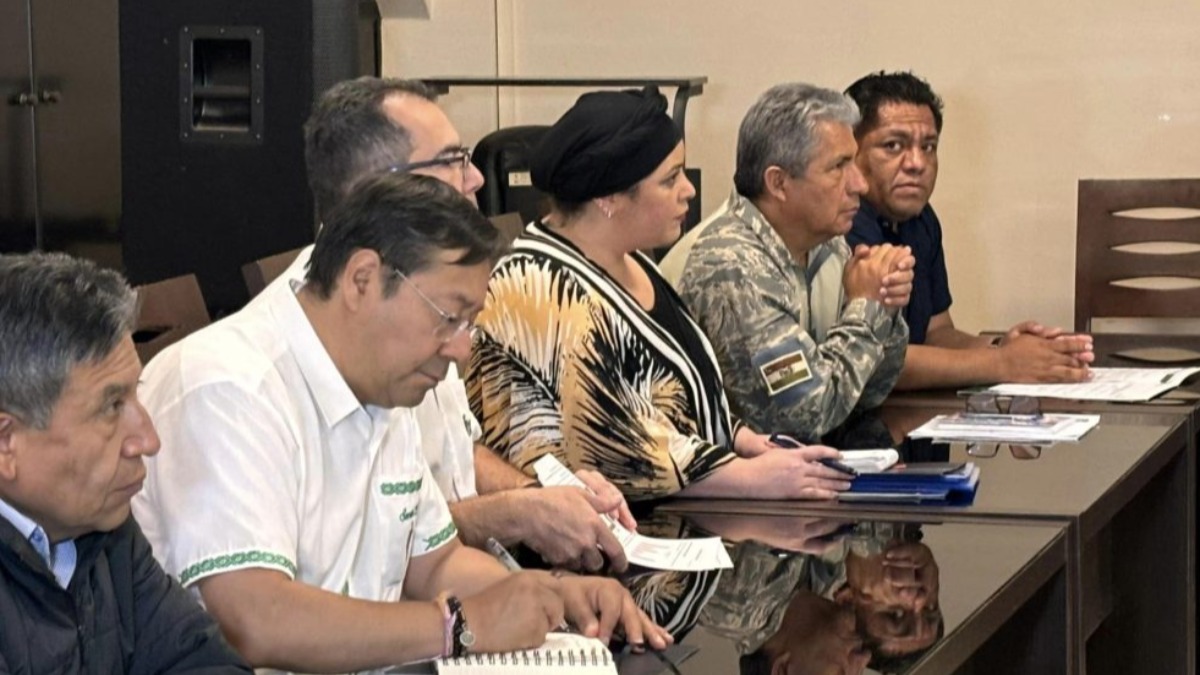 El presidente Luis Arce y su gabinete se reunió el jueves pasado en el aeropuerto El Trompillo. Foto: Ministerio de Defensa