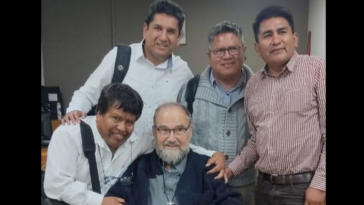 El sacerdote junto al equipo que asumió su defensa. Foto: Facebook