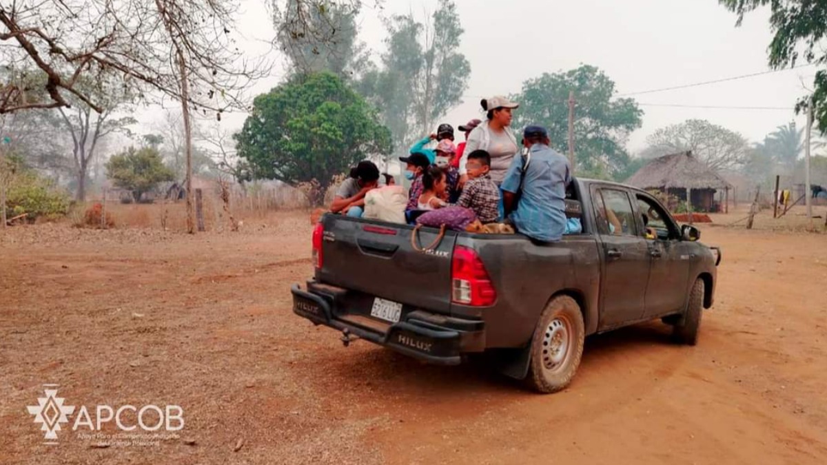 Familias abandonan comunidad de Santa Mónica a causa de los incendios. Foto: APCOB