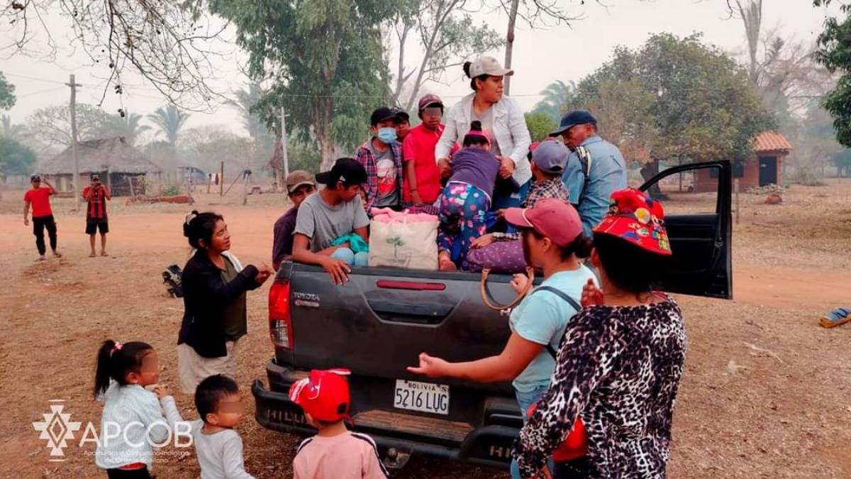 Familias que fueron evacuadas de la comunidad Santa Mónica. Foto: APCOB