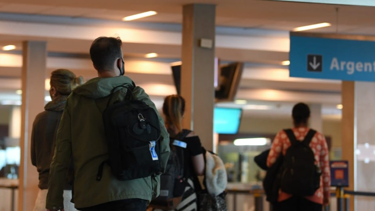 Ingreso a migraciones en un aeropuerto de Argentina.