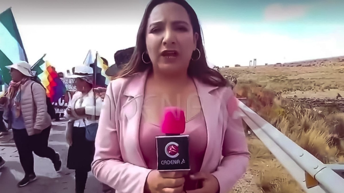 Irene Torrez reportando desde la marcha donde fue agredida. Foto: captura Cadena A