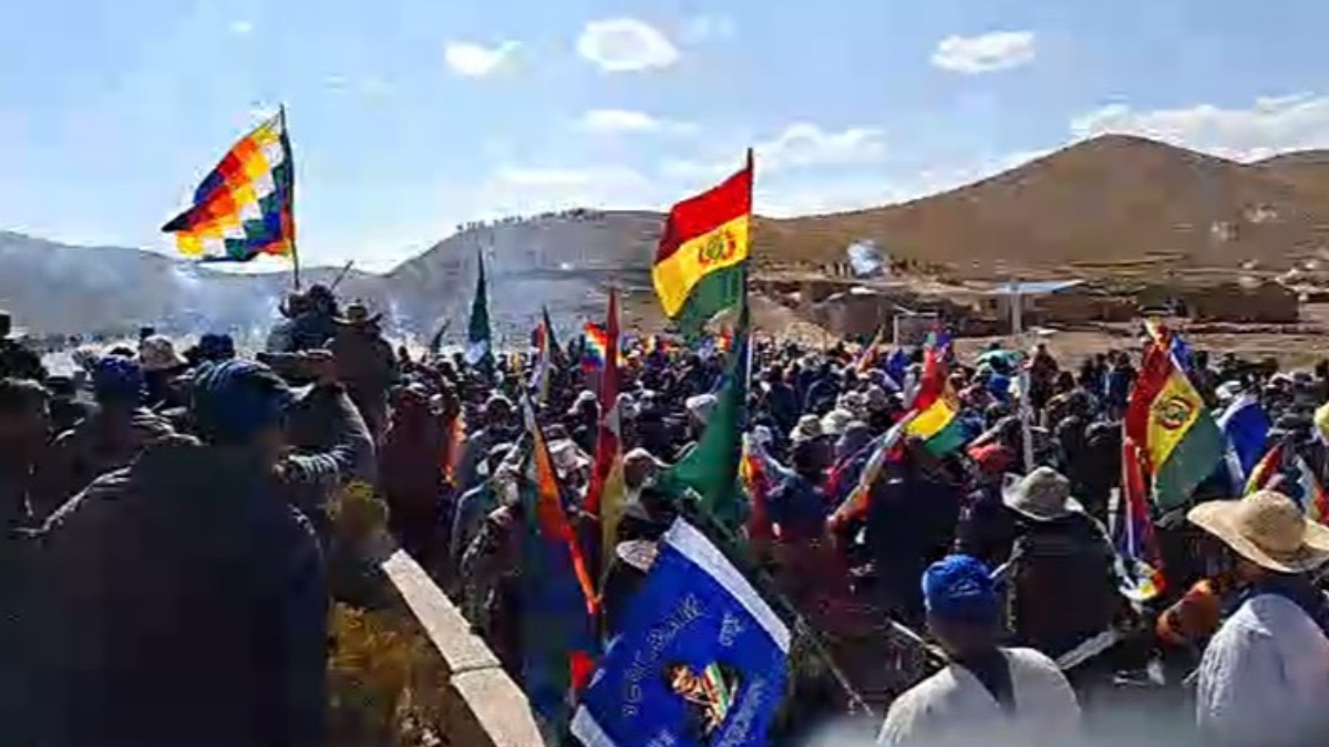 La marcha evista del MAS llegó a la localidad de Vila Vila. Foto: Captura