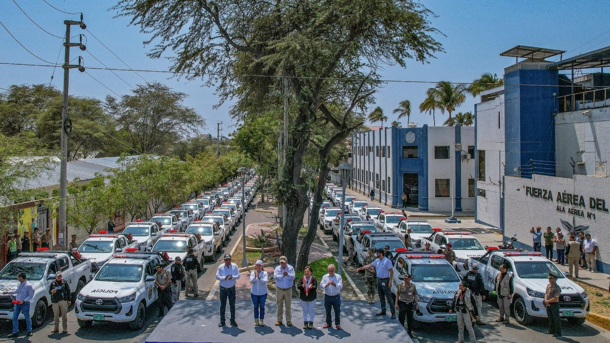 La presidenta de Perú, Dina Boluarte, en la entrega de patrulleros a comisarías en Piura.  Foto: Presidencia del Perú