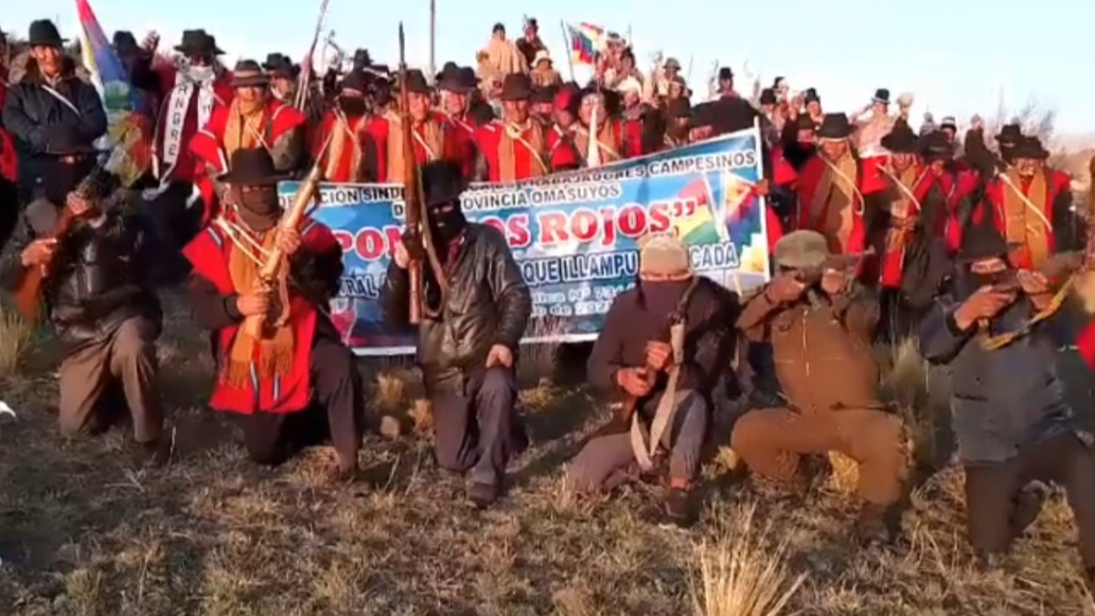 Los Ponchos Rojos  aparecieron así este domingo. Foto: captura de su video