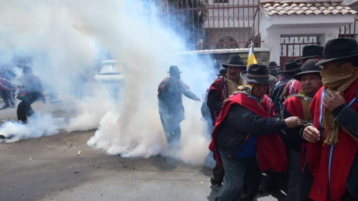 Los ponchos rojos fueron gasificados por la Policía. Foto: Red Uno