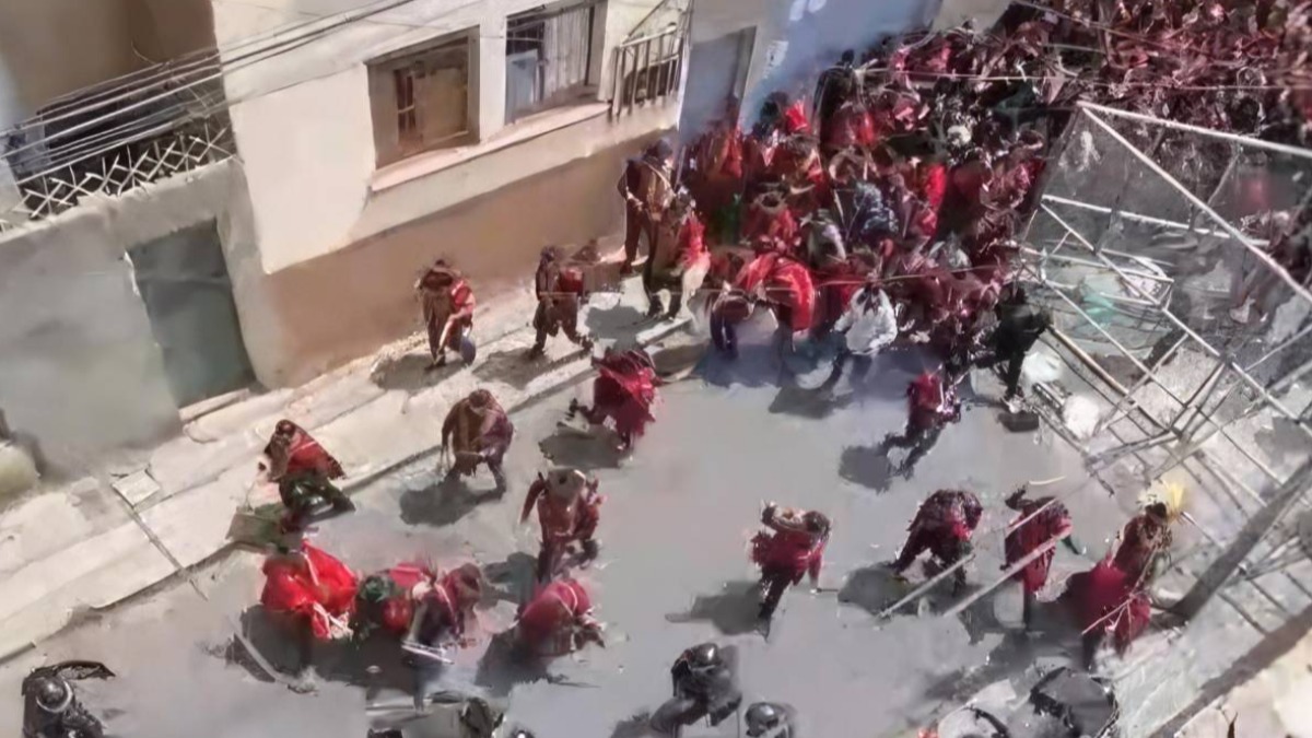 Los Ponchos Rojos rebasaron el resguardo de la Policía. Foto: Captura