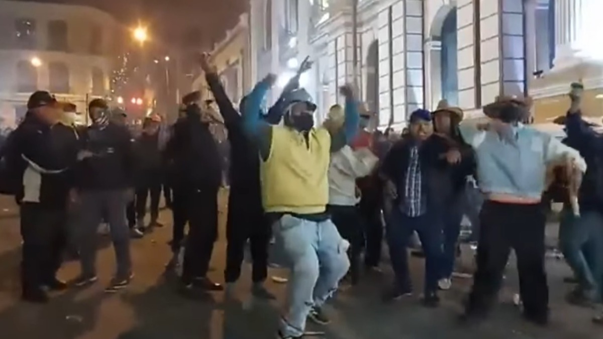 Militantes del MAS del ala arcista en la Plaza Murillo. Captura de video.