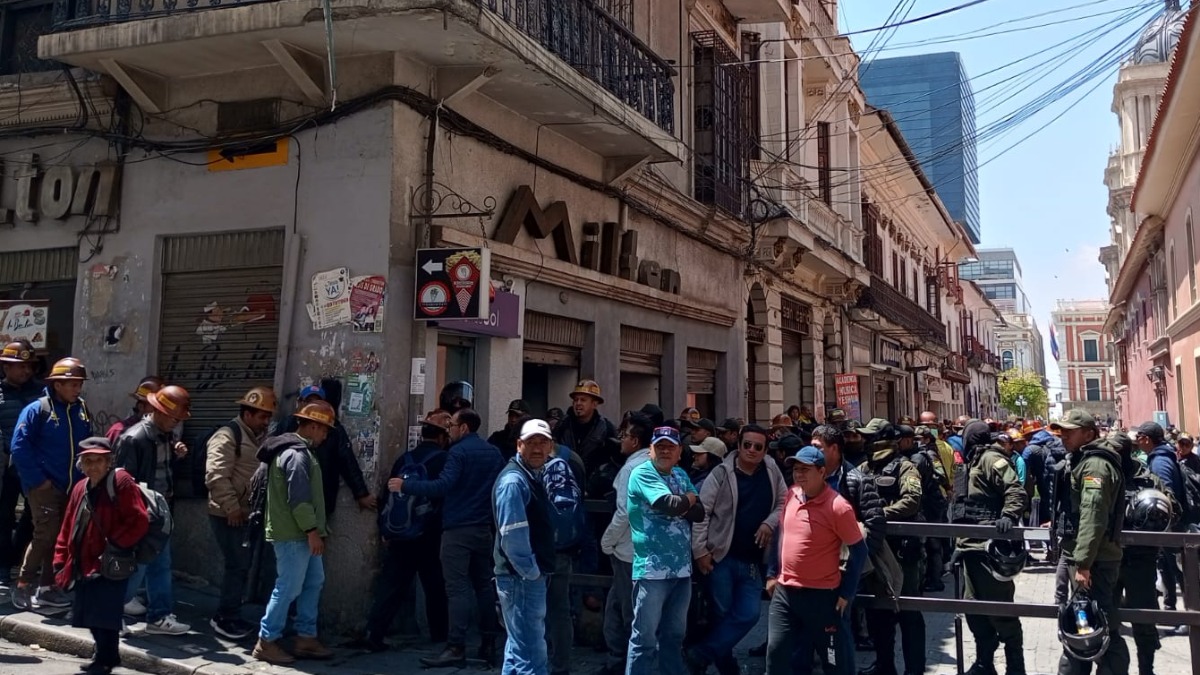 Mineros ingresando a Plaza Murillo ante el control de la Policía.