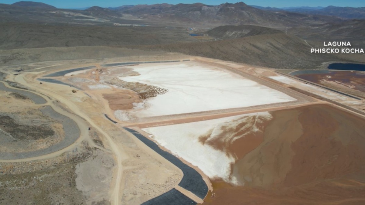 Parte del dique de colas que contamina a las cuatro lagunas. Foto: Captura