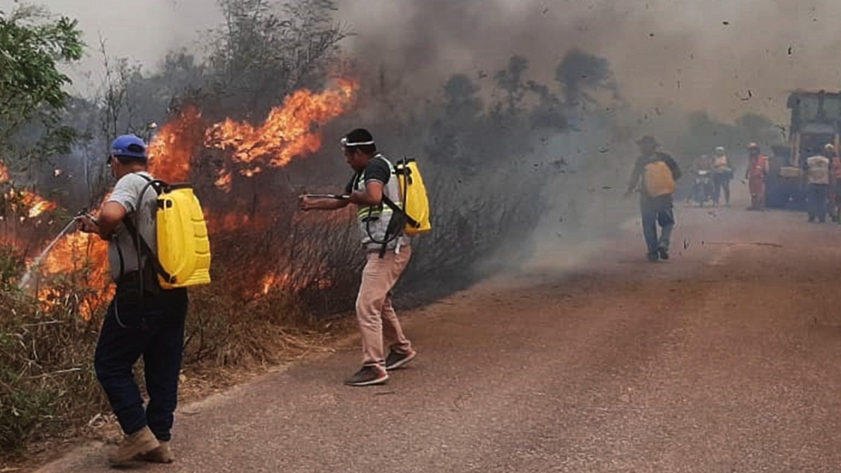 Pobladores intentan apagar el incendio que se registró en Pailón, departamento de Santa Cruz. Foto; RRSS