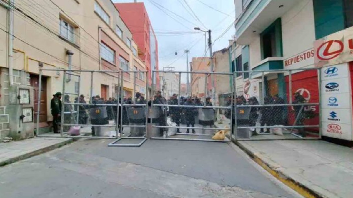 Policías que custodiaron las sede de la Federación Tupac Katari. Foto: El Diario