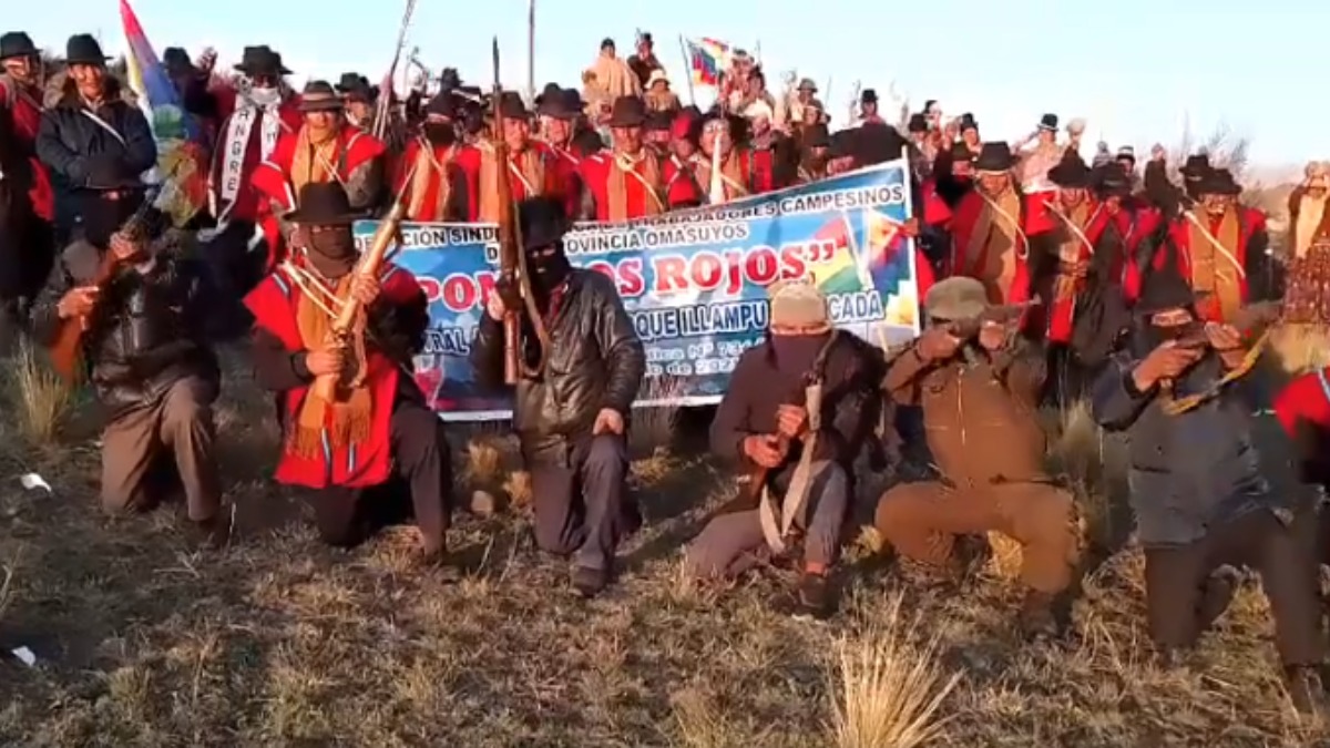 Ponchos Rojos en el inicio de bloqueo de caminos. Foto: Captura de pantalla