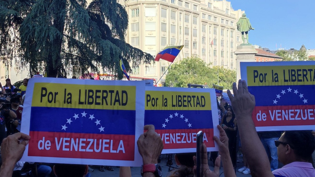 Protesta de venezolanos  frente al Congreso de los Diputados, en Madrid, España.  Foto: @soymferreira94