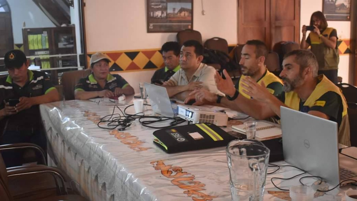 Reunión de los bomberos españoles con autoridades del municipio de Concepción. Foto: RRSS