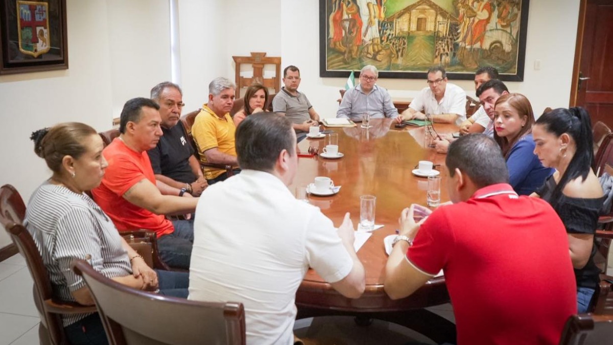 Reunión del gabinete donde se determinó declarar desastre departamental. Foto: Gobernación de Santa Cruz.