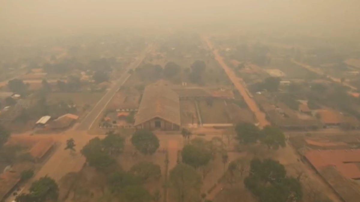 San Rafael de Velasco bajo una densa humareda. Foto: Captura