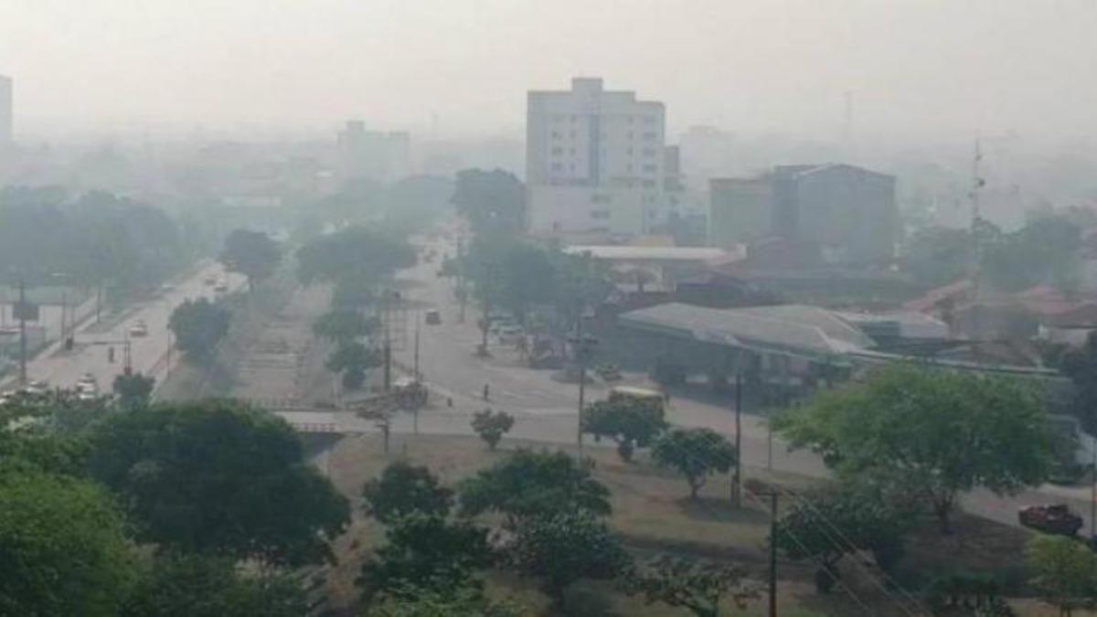 Santa Cruz está cubierta por la humareda que ocasionó los incendios. Foto: Los Tiempos