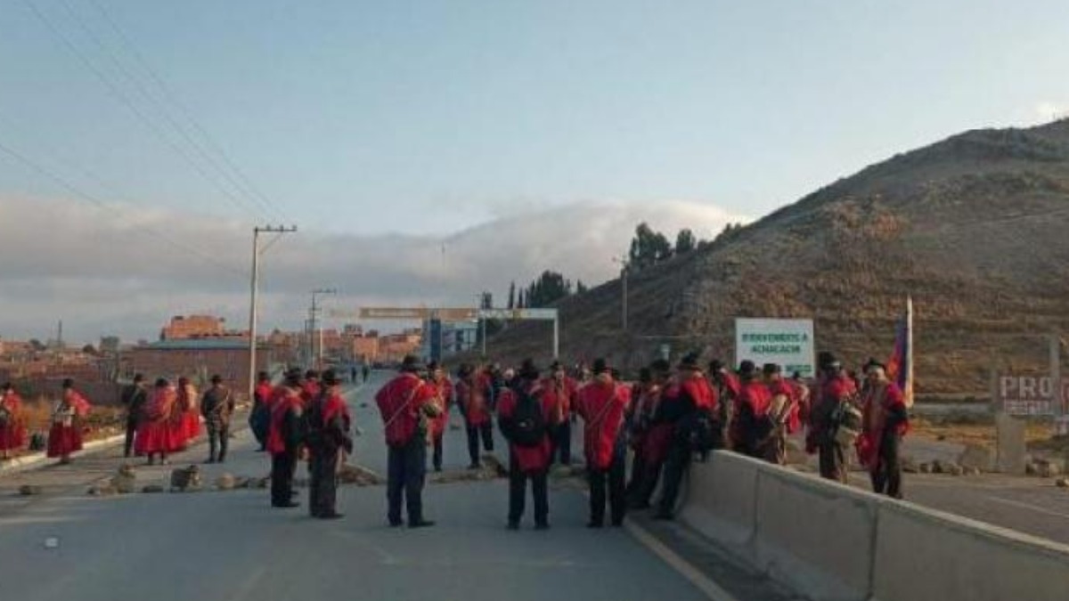 Un grupo de Ponchos Rojos bloquea la vía a Copacabana. Foto: RRSS