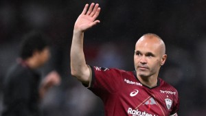 El centrocampista español Andrés Iniesta anuncia su retiro del fútbol profesional a los 40 años