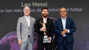 El presidente del Inter Miami CF, Jorge Mas; el futbolista argentino Leo Messi con el trofeo MARCA América Award, y el director del diario, Juan Ignacio Gallardo.