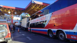 Filas de vehículos en estaciones de servicio. Foto: Internet