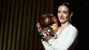 La centrocampista española Aitana Bonmatí revalida su Balón de Oro