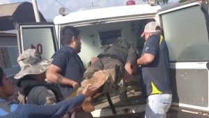 Un policía herido en el desbloqueo de Mairana es trasladado en una ambulancia.