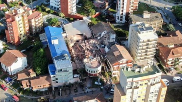 Los restos del edificio que se derrumbó en Buenos Aires.