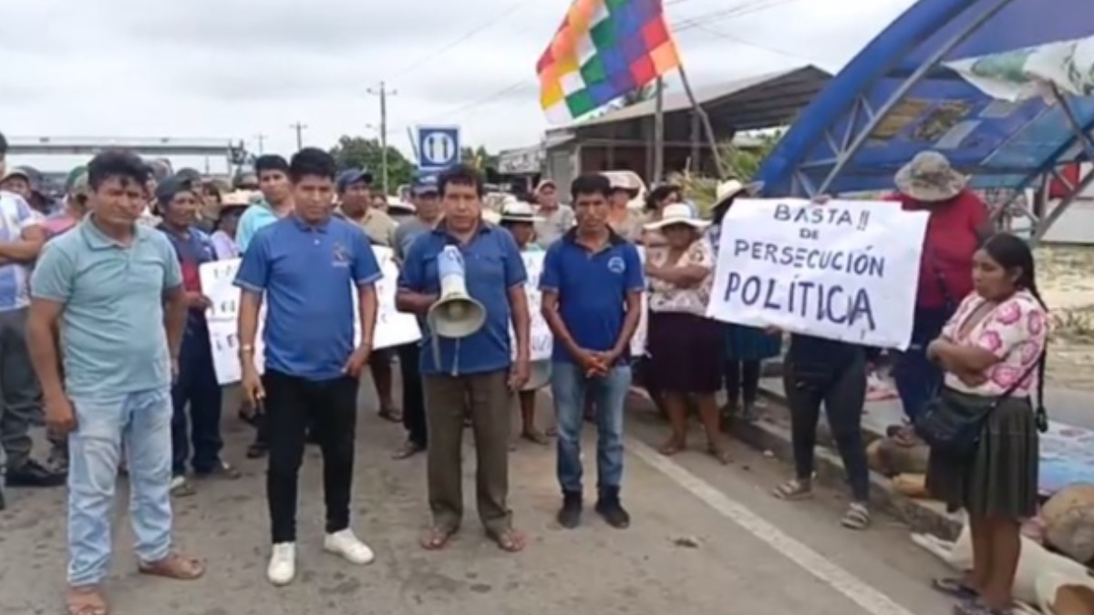 Afines a Evo Morales instalaron una vigilia en la vía Cochabamba - Santa Cruz. Foto: Captura