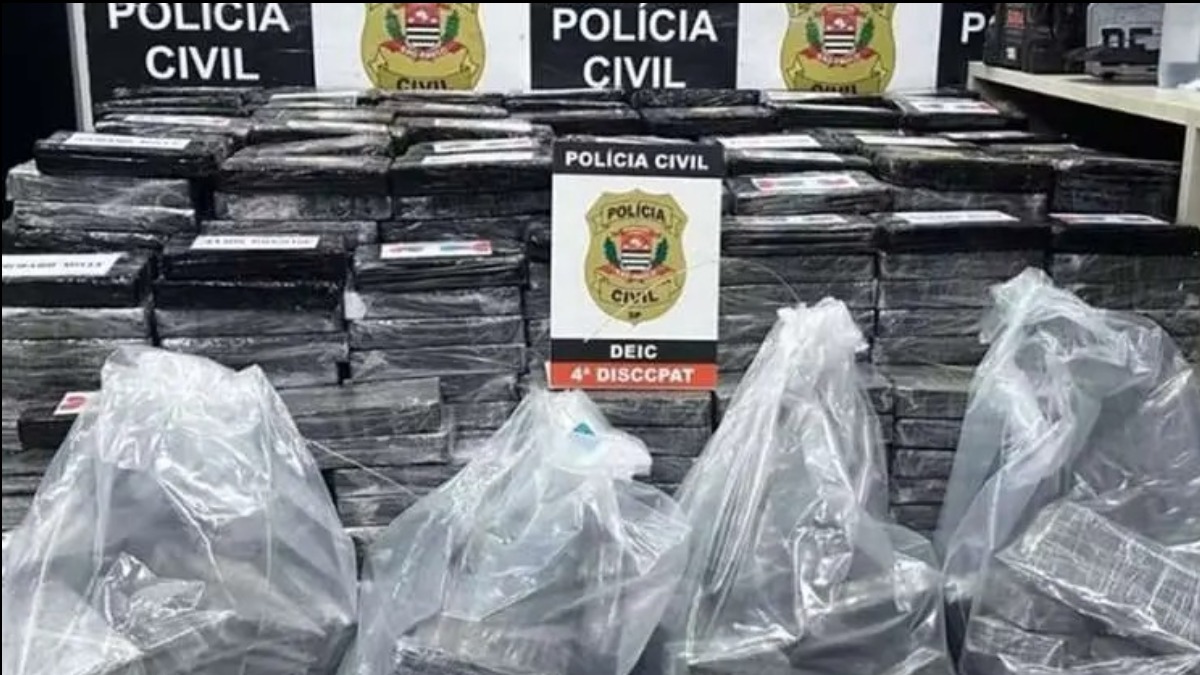 Armamento y carga de cocaína incautado en Brasil. Foto: DEIC