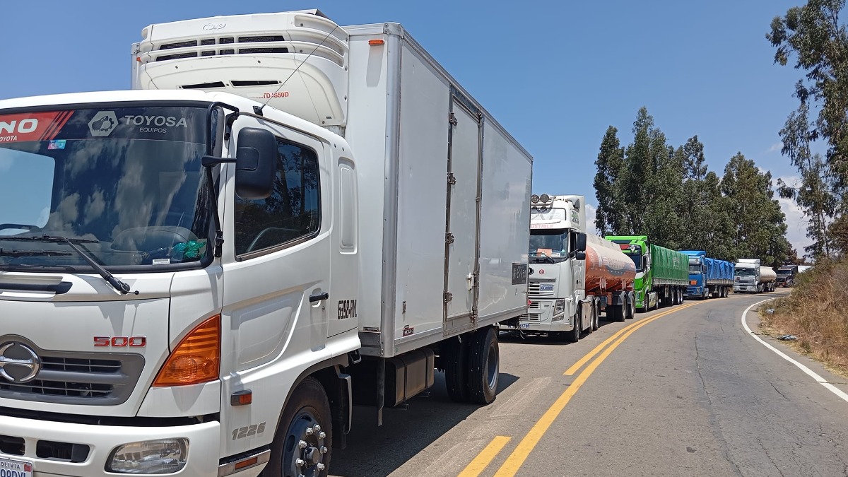 Camiones varados en carreteras por el bloqueo evista. Foto : RKC