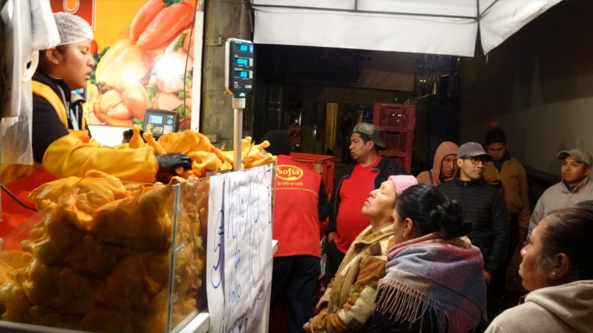 Control en la venta de carne de pollo en mercados de La Paz. Foto: Defensa del Consumidor.