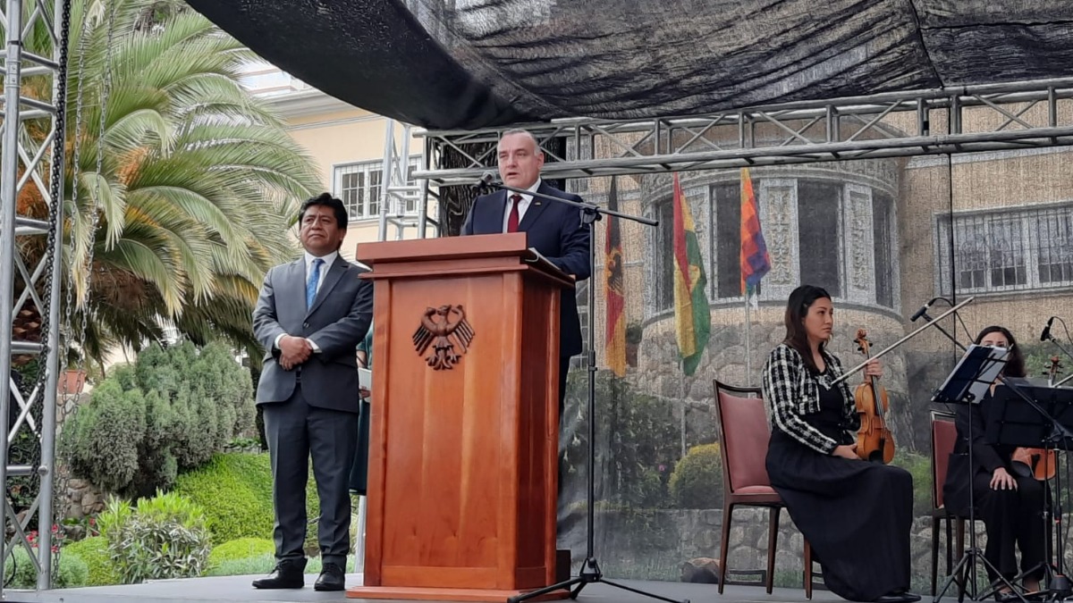 El embajador de Alemania en Bolivia en la celebración de los 34 años de Reunificación. Foto: ANF