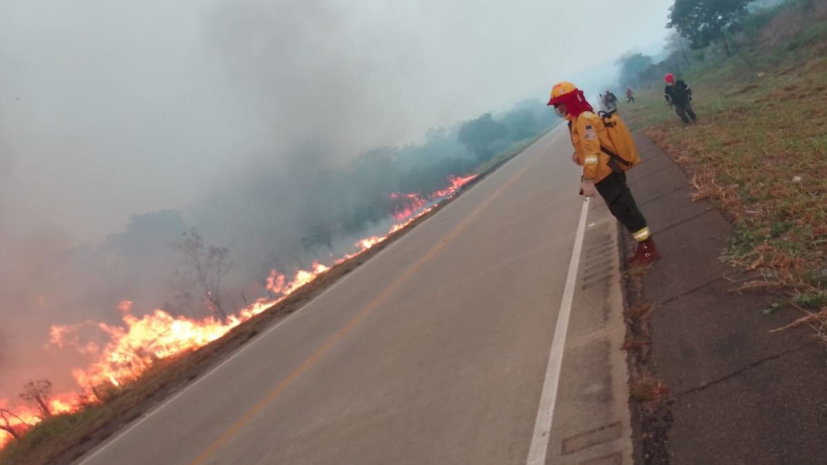 El fuego llegó a la carretera Bioceánica. Foto: Central Indígena Chiquitana Amanecer Roboré