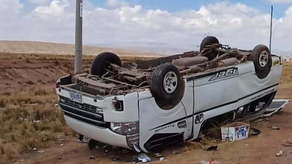 El minibus que se accidentó este martes. Foto: Tránsito