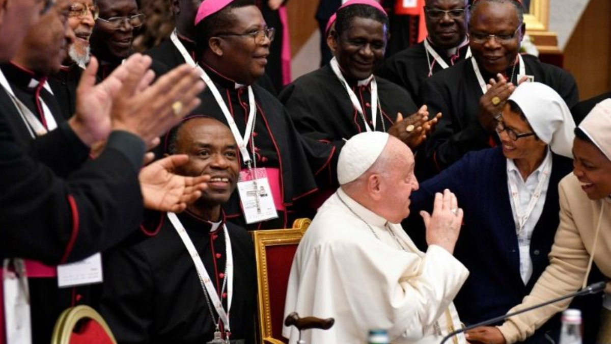 El Papa diáloga con algunos participantes en el Sínodo. Foto: Vatican News