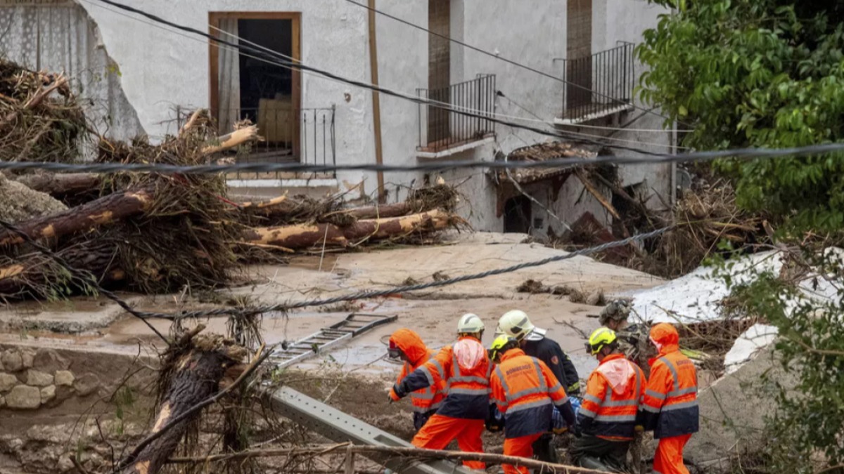 Equipos de salvataje ayudan a los damnificados por las inundaciones en Valencia.