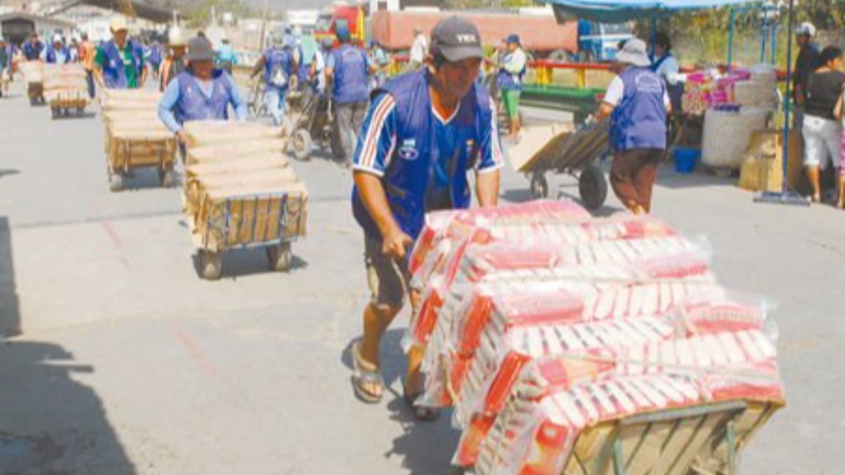 Estibadores pasando productos en frontera.