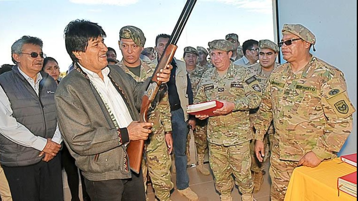 Evo Morales con la cúpula militar. Foto: La Razón.