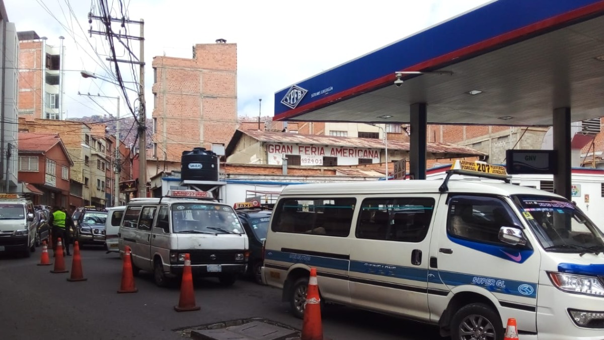 Filas de vehículos en el surtidor de la zona de San Pedro- La Paz. Foto: ANF