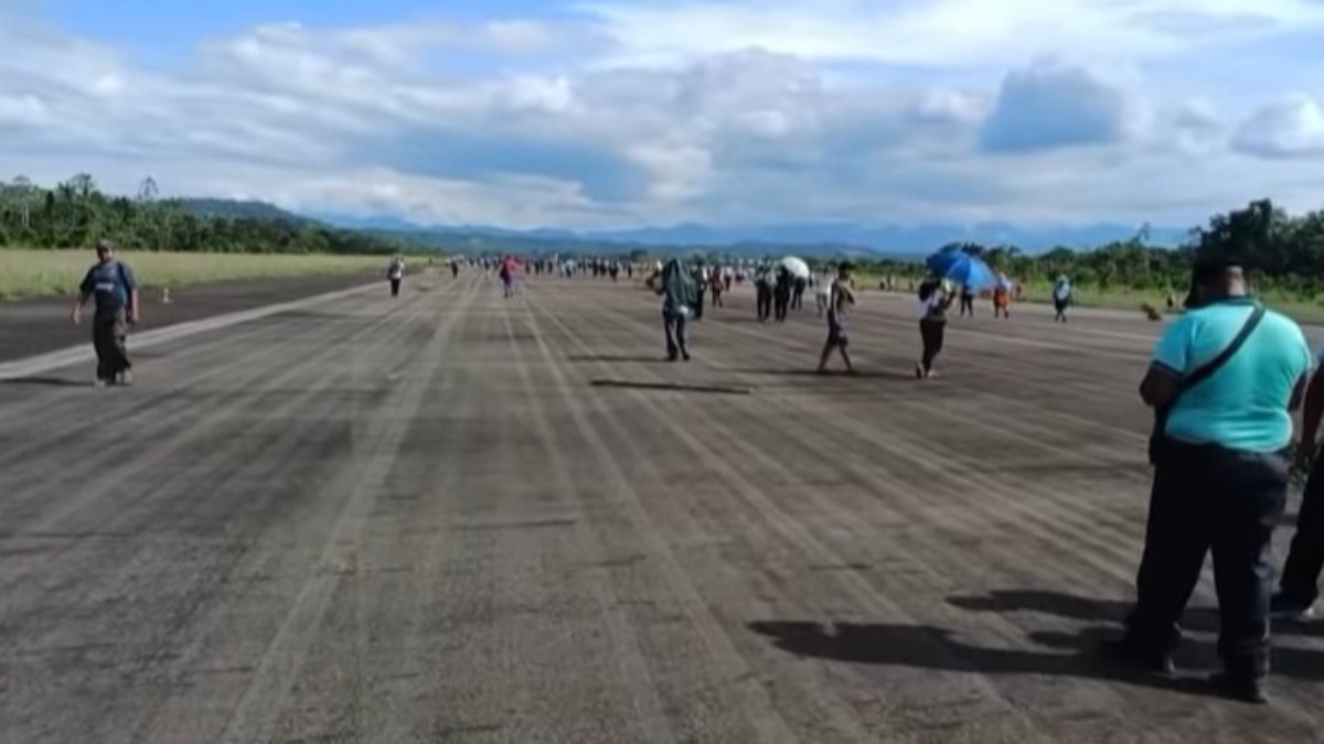 Grupo de personas que tomaron el aeropuerto de Chimoré -Cochabamba. Foto: Captura