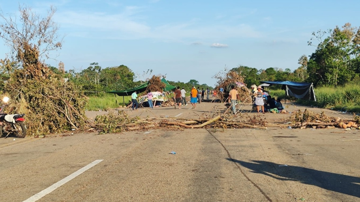 Hace 16 días que el evismo sostiene un bloqueo de caminos. Foto: Facebook Kawsachun Coca